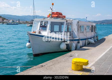 Navire de transport amarré sur l'île de Poros, Grèce Banque D'Images