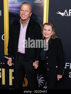 HOLLYWOOD, LOS ANGELES, CALIFORNIE, États-Unis - 23 OCTOBRE : L'acteur britannique et américain Maxwell Caulfield et son épouse/actrice américano-britannique Juliet Mills arrivent au 2025 AFI (American film Institute) Fest présenté par Canva - première de 'Jay Kelly' de Netflix qui s'est tenue au TCL Chinese Theatre IMAX le 23 octobre 2025 à Hollywood, Los Angeles, Californie, États-Unis. (Photo de Xavier Collin/image Press Agency) Banque D'Images