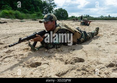 Tabayin, Myanmar. 05 juillet 2025. Les soldats du bataillon 12 dans le district de Shwe Bo pointent leurs fusils pendant un exercice d'entraînement militaire. La Force de défense populaire (PDF) opère sous le ministère de la défense du gouvernement d'unité nationale (NUG), un gouvernement rival. En mai 2025, le NUG affirme avoir formé plus de 300 bataillons PDF. (Photo de Swe Lin Tun/SOPA images/SIPA USA) crédit : SIPA USA/Alamy Live News Banque D'Images