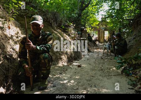 Tabayin, Myanmar. 05 juillet 2025. Soldats du bataillon 12 des Forces de défense populaire vus dans le district de Shwe Bo lors d'un exercice d'entraînement de patrouille. La Force de défense populaire (PDF) opère sous le ministère de la défense du gouvernement d'unité nationale (NUG), un gouvernement rival. En mai 2025, le NUG affirme avoir formé plus de 300 bataillons PDF. (Photo de Swe Lin Tun/SOPA images/SIPA USA) crédit : SIPA USA/Alamy Live News Banque D'Images