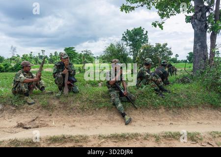Tabayin, Myanmar. 05 juillet 2025. Des soldats du bataillon 12 dans le district de Shwe Bo prennent une pause pendant un exercice de patrouille. La Force de défense populaire (PDF) opère sous le ministère de la défense du gouvernement d'unité nationale (NUG), un gouvernement rival. En mai 2025, le NUG affirme avoir formé plus de 300 bataillons PDF. (Photo de Swe Lin Tun/SOPA images/SIPA USA) crédit : SIPA USA/Alamy Live News Banque D'Images