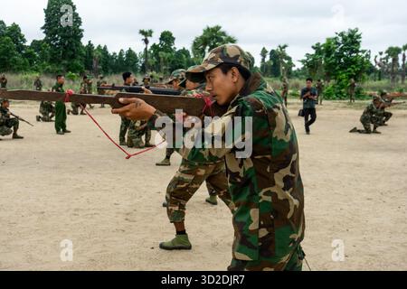 Tabayin, Myanmar. 05 juillet 2025. Des soldats du bataillon 12 dans le district de Shwe Bo effectuent des exercices d'escouade pendant un exercice d'entraînement militaire. La Force de défense populaire (PDF) opère sous le ministère de la défense du gouvernement d'unité nationale (NUG), un gouvernement rival. En mai 2025, le NUG affirme avoir formé plus de 300 bataillons PDF. (Photo de Swe Lin Tun/SOPA images/SIPA USA) crédit : SIPA USA/Alamy Live News Banque D'Images