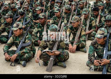 Tabayin, Myanmar. 05 juillet 2025. Les soldats du bataillon 12 dans le district de Shwe Bo s'assoient en formation avant de commencer un exercice d'escouade pendant un exercice d'entraînement militaire. La Force de défense populaire (PDF) opère sous le ministère de la défense du gouvernement d'unité nationale (NUG), un gouvernement rival. En mai 2025, le NUG affirme avoir formé plus de 300 bataillons PDF. (Photo de Swe Lin Tun/SOPA images/SIPA USA) crédit : SIPA USA/Alamy Live News Banque D'Images