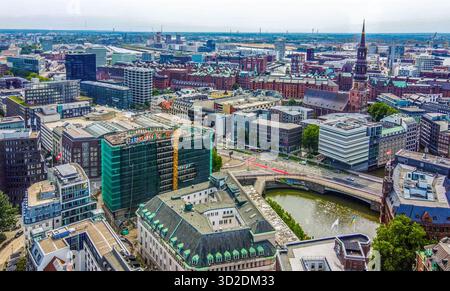VUE aérienne SUR LE CENTRE-VILLE de Hambourg EN ÉTÉ : église de préparée Catherine ( Katharinenkirche). , DERRIÈRE - bâtiments en briques rouges sont sur l'île Hafe Banque D'Images