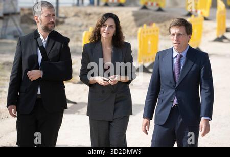 Madrid, le 16 octobre 2025. Cité de justice. Premier arbre planté. La présidente de la Communauté de Madrid, Isabel Díaz Ayuso, le maire de Madrid, José Luis Martínez-Almeida, et le ministre régional de la Présidence, de la Justice et de l’Administration locale, Miguel Ángel García Martín, ont présenté l’inauguration des travaux à côté de l’échangeur de Valdebebas. Photo : de San Bernardo. ARCHDC. Crédit : album / Archivo ABC / Eduardo San Bernardo Banque D'Images