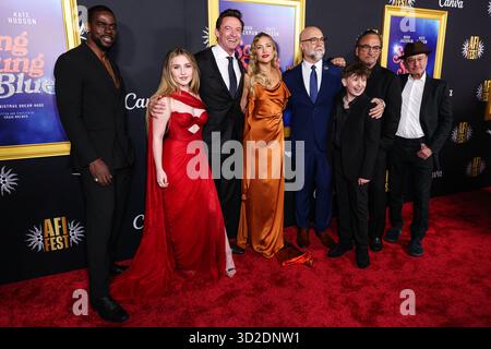 HOLLYWOOD, LOS ANGELES, CALIFORNIE, États-Unis - OCTOBRE 26 : acteur américain Mustafa Shakir, actrice américaine Ella Anderson, acteur, chanteur et producteur australien Hugh Jackman, actrice, productrice, réalisatrice et entrepreneure américaine Kate Hudson, Craig Brewer, Hudson Hensley, acteur, comédien américain, producteur, scénariste et réalisateur Jim Belushi, acteur, réalisateur, producteur, scénariste américain, et l'activiste Fisher Stevens arrive au 2025 AFI (American film Institute) Fest présenté par Canva - soirée de clôture Gala première de Focus Features 'Song Sung Blue' qui a eu lieu au TCL Chinese Theatre IMAX le 26 octobre, Banque D'Images
