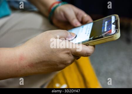 main humaine utilisant un téléphone portable mettant l'accent sur l'utilisation quotidienne de la technologie et l'engagement tactile Banque D'Images