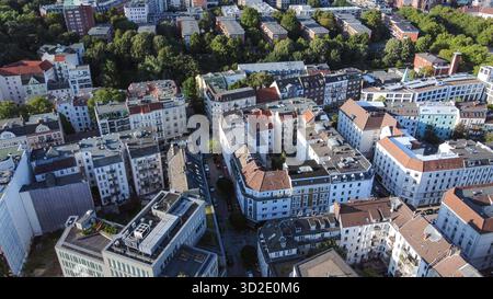 Vue aérienne sur le centre-ville de Hambourg - vue drone en été et Norderelbe. ET le parc national grosse Wallanlagen. L'été à Hambourg. Banque D'Images