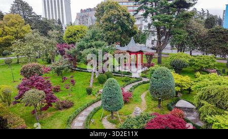 Drone vue sur le JARDIN JAPONAIS À Batumi avec des feuilles rouges d'érable japonais (en mai !) ET les chemins de JARDIN et les fleurs de Rododendron (couleur rose) Banque D'Images