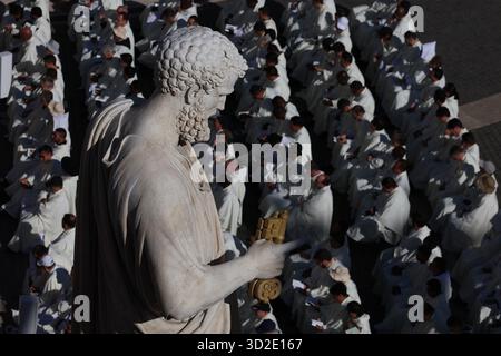 Rome, Italie. 01 novembre 2025. Rome - Italie, 1er novembre 2025 : la statue de Paul au-dessus des prêtres en attente de Mass. Le pape Léon XIV présidera la messe en la place Pierre le 1er novembre, la solennité de tous les Saints, au cours de laquelle le pape Léon XIV proclame l'Anglais John Henry Newman (ancien anglican converti au catholicisme et fondateur de l'ordre de Philip Neri) Docteur de l'Église. La célébration habituelle de l'Angélus est également prévue. Crédit : Agence photo indépendante/Alamy Live News Banque D'Images