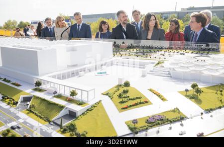 Madrid, le 16 octobre 2025. Cité de justice. Premier arbre planté. La présidente de la Communauté de Madrid, Isabel Díaz Ayuso, le maire de Madrid, José Luis Martínez-Almeida, et le ministre régional de la Présidence, de la Justice et de l’Administration locale, Miguel Ángel García Martín, ont présenté l’inauguration des travaux à côté de l’échangeur de Valdebebas. Photo : de San Bernardo. ARCHDC. Crédit : album / Archivo ABC / Eduardo San Bernardo Banque D'Images