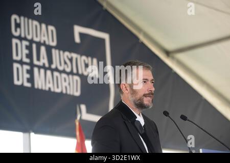 Madrid, le 16 octobre 2025. Cité de justice. Premier arbre planté. La présidente de la Communauté de Madrid, Isabel Díaz Ayuso, le maire de Madrid, José Luis Martínez-Almeida, et le ministre régional de la Présidence, de la Justice et de l’Administration locale, Miguel Ángel García Martín, ont présenté l’inauguration des travaux à côté de l’échangeur de Valdebebas. Photo : de San Bernardo. ARCHDC. Crédit : album / Archivo ABC / Eduardo San Bernardo Banque D'Images