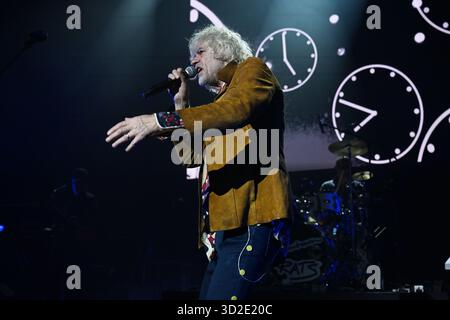 ROYAUME-UNI. 31 octobre 2025. LONDRES, ANGLETERRE - OCTOBRE 31 : Bob Geldof de 'The Boomtown rats' se produit à Eventim Apollo dans le cadre de leur tournée du 50e anniversaire le 31 octobre 2025 à Londres, Angleterre.Cap/Mar © Mar/Capital Pictures Credit : Capital Pictures/Alamy Live News Banque D'Images