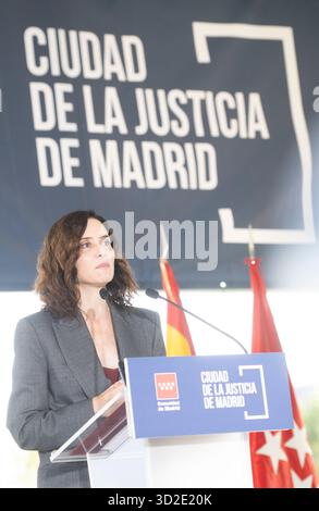 Madrid, le 16 octobre 2025. Cité de justice. Premier arbre planté. La présidente de la Communauté de Madrid, Isabel Díaz Ayuso, le maire de Madrid, José Luis Martínez-Almeida, et le ministre régional de la Présidence, de la Justice et de l’Administration locale, Miguel Ángel García Martín, ont présenté l’inauguration des travaux à côté de l’échangeur de Valdebebas. Photo : de San Bernardo. ARCHDC. Crédit : album / Archivo ABC / Eduardo San Bernardo Banque D'Images