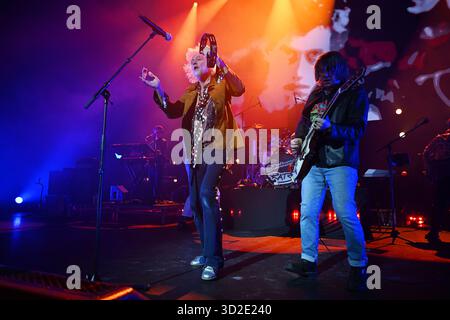 ROYAUME-UNI. 31 octobre 2025. LONDRES, ANGLETERRE - OCTOBRE 31 : Bob Geldof de 'The Boomtown rats' se produit à Eventim Apollo dans le cadre de leur tournée du 50e anniversaire le 31 octobre 2025 à Londres, Angleterre.Cap/Mar © Mar/Capital Pictures Credit : Capital Pictures/Alamy Live News Banque D'Images