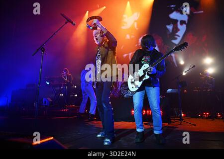 ROYAUME-UNI. 31 octobre 2025. LONDRES, ANGLETERRE - OCTOBRE 31 : Bob Geldof de 'The Boomtown rats' se produit à Eventim Apollo dans le cadre de leur tournée du 50e anniversaire le 31 octobre 2025 à Londres, Angleterre.Cap/Mar © Mar/Capital Pictures Credit : Capital Pictures/Alamy Live News Banque D'Images