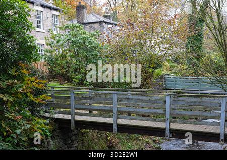 Passerelle au-dessus de Dean Brook, Barrow Bridge, Bolton, Lancashire, Royaume-Uni Banque D'Images