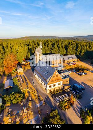 Kralovka Lookout Tower se dresse au milieu des couleurs d'automne vibrantes des montagnes de Jizera en Tchéquie. Cet endroit pittoresque offre des vues à couper le souffle et une atmosphère paisible pour les visiteurs. Banque D'Images