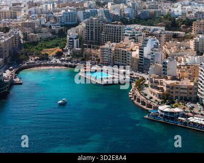 Vue panoramique aérienne de Sliema courbée autour d'une baie turquoise Banque D'Images