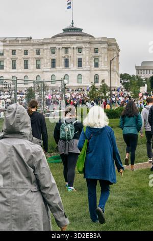 Un groupe diversifié de manifestants marche vers la capitale de l'État du Minnesota pour la manifestation "No Kings Day" contre Trump, le 14 juin 2025, à Paul, États-Unis Banque D'Images