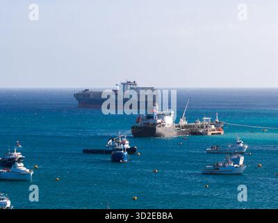 Vue panoramique aérienne du port de Marsaxlokk avec bateaux de pêche et navires Banque D'Images