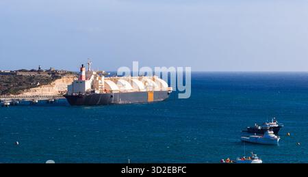 Vue aérienne du transporteur de GNL et des bateaux au port de Marsaxlokk, Malte Banque D'Images