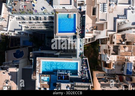 Vue aérienne de haut en bas des piscines sur le toit à Mellieha, Malte Banque D'Images