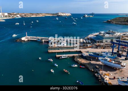 Vue panoramique aérienne du port de Marsaxlokk avec grues de chantier naval Banque D'Images