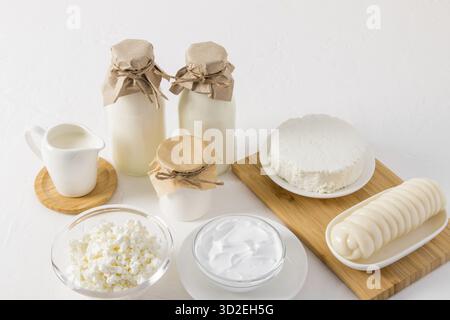 Produits laitiers biologiques frais sur une table blanche. probiotiques, produits laitiers d'élevage Banque D'Images