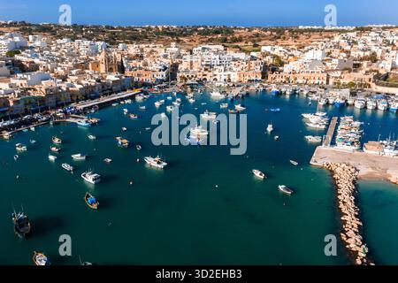 Vue panoramique aérienne du port de Marsaxlokk et de l'église en forme de dôme à Malte Banque D'Images