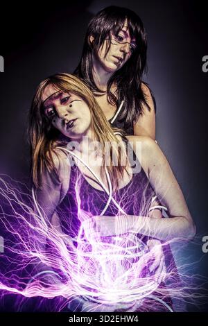 Deux femmes du futur, Twin, future concept, rayons lumineux Banque D'Images