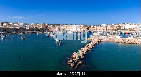 Vue panoramique aérienne du port de Marsaxlokk et de l'église paroissiale Banque D'Images