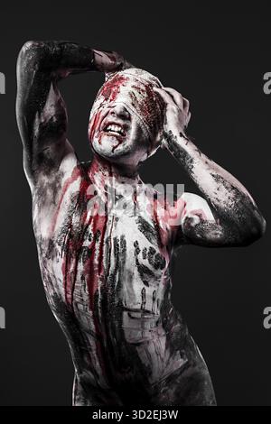 Concept de la douleur, un homme avec du sang sur ses blessures et de la peau Banque D'Images