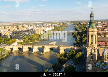 Vue vers le bas du pont de pierre historique, Puente de Piedra, enjambant l'Èbre, Saragosse, Aragon, Espagne Banque D'Images