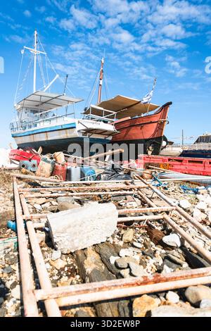 Échafaudages métalliques, canisters et navires rouillés au chantier naval près de Naoussa, Paros, Grèce Banque D'Images