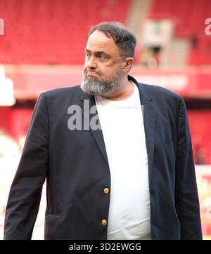 Nottingham, Royaume-Uni. 01 novembre 2025. Evangelos Marinakis, le propriétaire de Nottingham Forest, a donné le coup d'envoi du match de premier League entre Nottingham Forest et Manchester United au City Ground de Nottingham. Crédit : SPP Sport Press photo. /Alamy Live News Banque D'Images