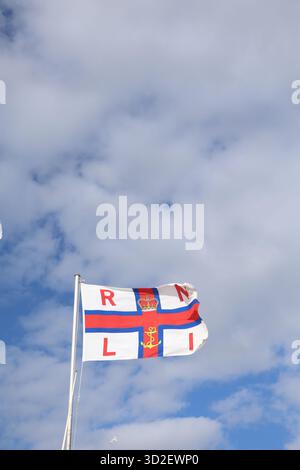 RNLI drapeau Royal National Lifeboat institution sur la plage d'Aberystwyth pays de Galles Royaume-Uni Banque D'Images