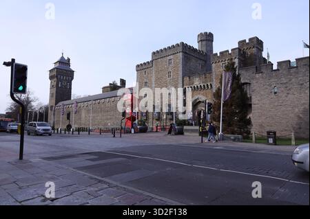 Le château de Cardiff, situé dans le centre du pays de Galles, est un château médiéval facilement accessible depuis la rue principale de Cardiff. Banque D'Images