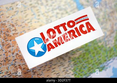 KIEV, UKRAINE - 22 OCTOBRE 2025 logo de la société de loterie Lotto America sur la carte des États-Unis Fermer Banque D'Images