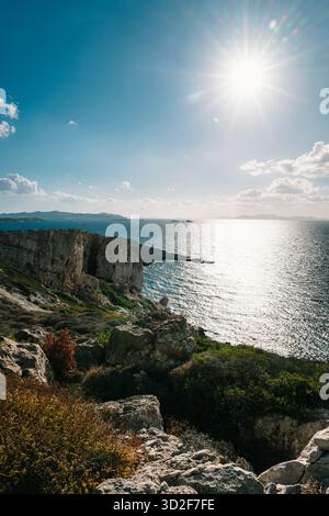 Les falaises de Paros surplombant Antiparos et Sifnos en contre-jour du soleil Banque D'Images