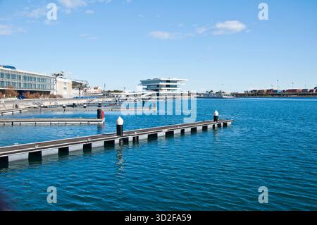 Marina Real Juan Carlos avec les Veles e vents conçus par David Chipperfield Architects en arrière-plan, Valencia El Grao, Espagne Banque D'Images