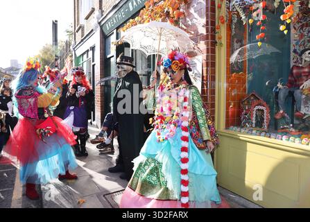 Londres, Royaume-Uni, 1er novembre 2025. Le soleil a brillé pour le Day of the Dead Festival de Londres sur Columbia Road, à l'est de Londres, avec des costumes colorés, de la musique et de la danse pour le mexicain Dia de Los Muertos. Crédit : Monica Wells/Alamy Live News Banque D'Images