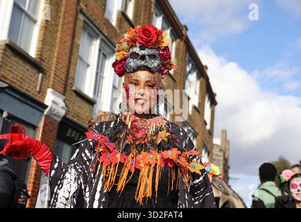 Londres, Royaume-Uni, 1er novembre 2025. Le soleil a brillé pour le Day of the Dead Festival de Londres sur Columbia Road, à l'est de Londres, avec des costumes colorés, de la musique et de la danse pour le mexicain Dia de Los Muertos. Crédit : Monica Wells/Alamy Live News Banque D'Images