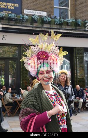Londres, Royaume-Uni, 1er novembre 2025. Le soleil a brillé pour le Day of the Dead Festival de Londres sur Columbia Road, à l'est de Londres, avec des costumes colorés, de la musique et de la danse pour le mexicain Dia de Los Muertos. Crédit : Monica Wells/Alamy Live News Banque D'Images