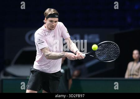 Nanterre, hauts de Seine, France. 1er novembre 2025. ALEXANDER BUBLIK (KAZ) rend le ballon à FELIX AUGER ALIASSIME (CAN)lors de la demi-finale du tournoi Rolex Paris Masters 1000 au stade la Defense Arena - Nanterre - France.Auger Aliassime a gagné 7 :6 6 :4 (crédit image : © Pierre Stevenin/ZUMA Press Wire) USAGE ÉDITORIAL SEULEMENT ! Non destiné à UN USAGE commercial ! Banque D'Images