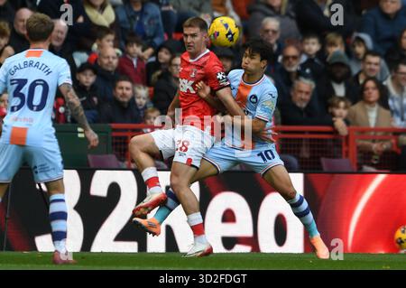 Londres, Angleterre. 1er novembre 2025. James Bree et Eom Ji-sung lors du match du Sky Bet EFL Championship entre Charlton Athletic et Swansea City à The Valley, Londres. Kyle Andrews/Alamy Live News Banque D'Images