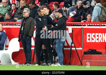 01.11.2025, Stadion Alte Foersterei, Berlin, DEU, DFL, 1. FBL, 1.FC Union v. Freiburg, im Bild : Cheftrainer (entraîneur principal) Steffen Baumgart (1.Union Berlin), entraîneur Julian Schuster (FC Freiburg) DFL - règlement interdisant toute utilisation de photographies comme séquences d'images et/ou quasi-vidéo Foto : Juergen Engler/nordphoto GmbH Banque D'Images