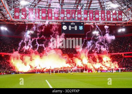 Amsterdam, pays-Bas. 01 novembre 2025. AMSTERDAM, PAYS-BAS - 1er NOVEMBRE : les fans et les supporters de l'AFC Ajax brandissent drapeaux et bannières et déclenchent des flammes en souvenir de la mort d'un fan de l'Ajax Patrick Overeem lors du match néerlandais Eredivisie entre l'Ajax et SC Heerenveen à la Johan Cruijff Arena le 1er novembre 2025 à Amsterdam, pays-Bas. (Photo de Ben Gal/Orange Pictures) crédit : Orange pics BV/Alamy Live News Banque D'Images