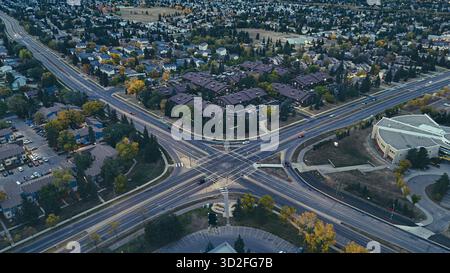 Vue panoramique aérienne de maisons et de routes de banlieue pendant la saison d'automne à Edmonton, Alberta. Banque D'Images