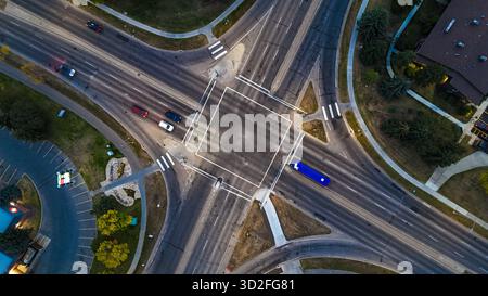 Photo de drone de haut en bas de voitures passant à travers une intersection à plusieurs voies à Edmonton, Canada. Banque D'Images